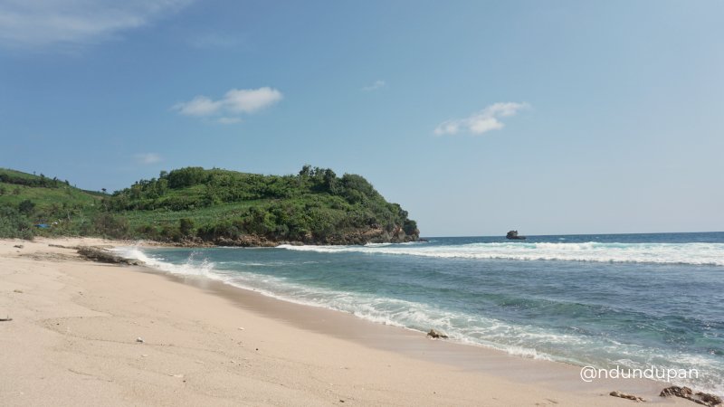 Pantai Pasetran Gondomayit di Blitar