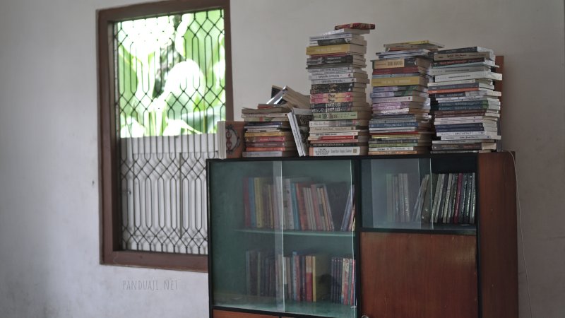 Nongkrong Sambil Baca Buku di BukuBuka Blitar 1 Perpustakaan di Blitar