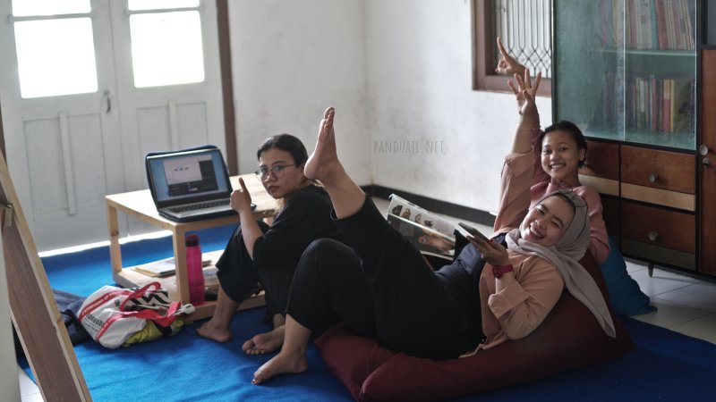 Nongkrong Sambil Baca Buku di BukuBuka Blitar 2 Work From Home di Blitar