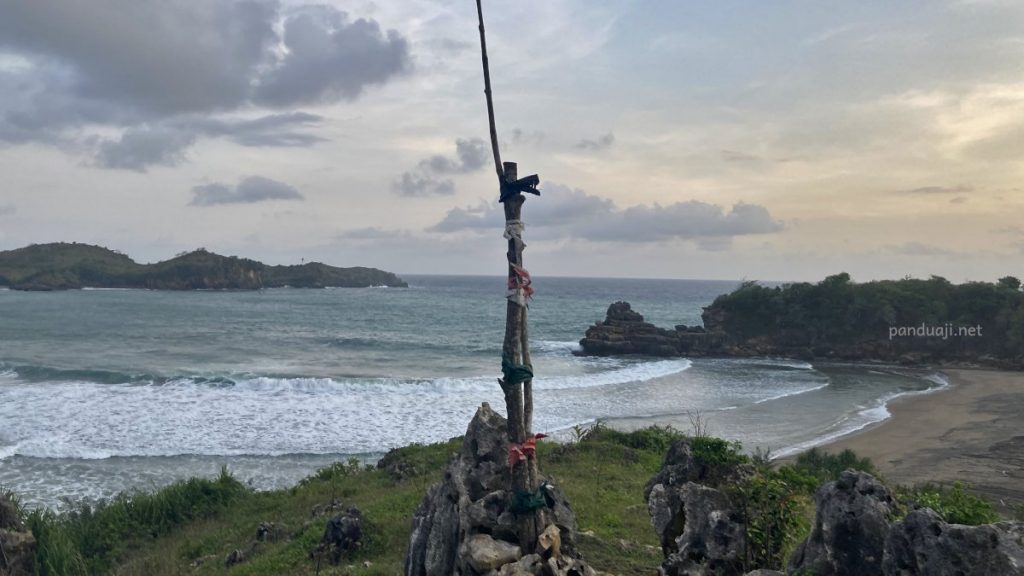 Pantai Serit dari bukit