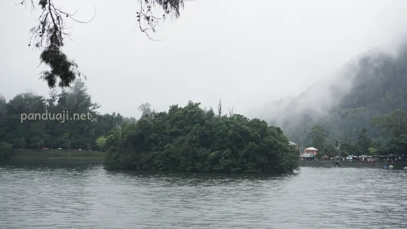 Hujan di Telaga Sarangan