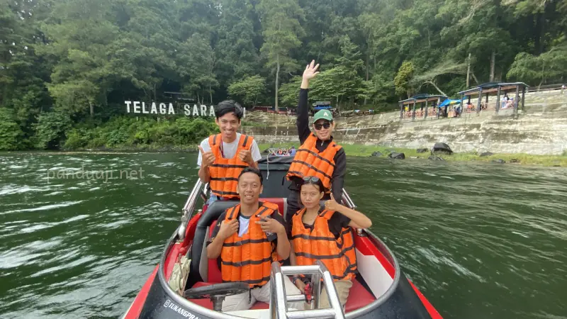Naik speedboat di Telaga Sarangan