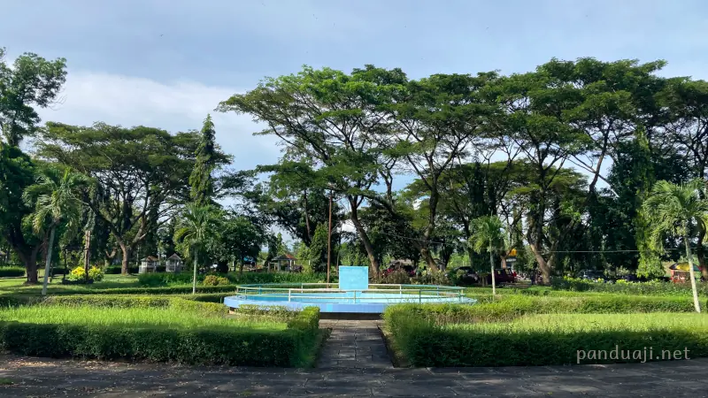 Suasana Taman Bendungan-Wlingi