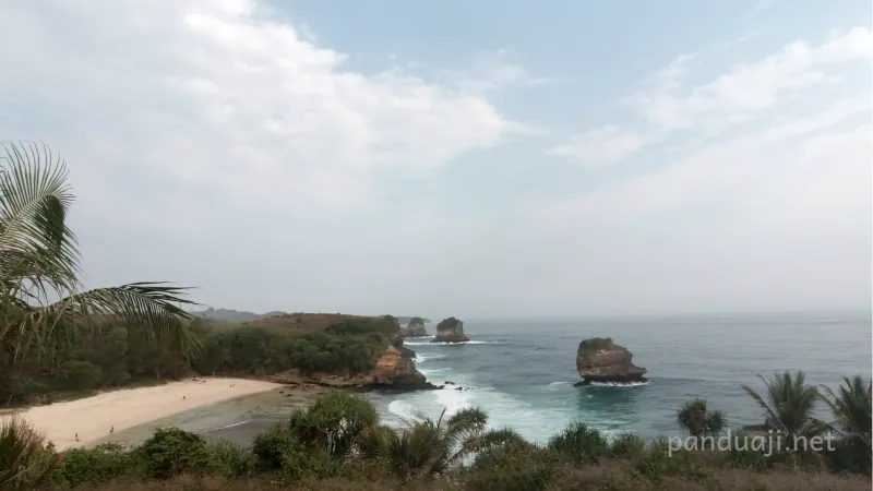 Puncak-Songgo-Langit Pantai Pudak dari Puncak Songgo Langit