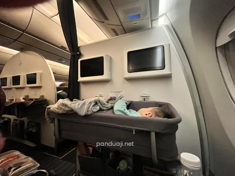 a baby sleep on bassinet Singapore Airline Boeing