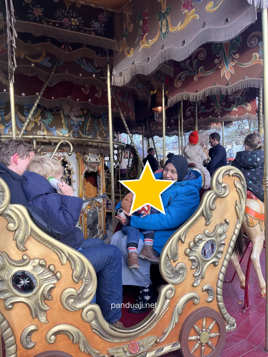 Naik komidi putar di Efteling bersama si kecil