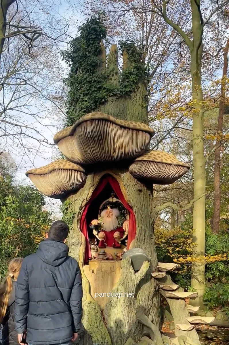 Kurcaci tua di dalam batang pohon berjamur, Efteling