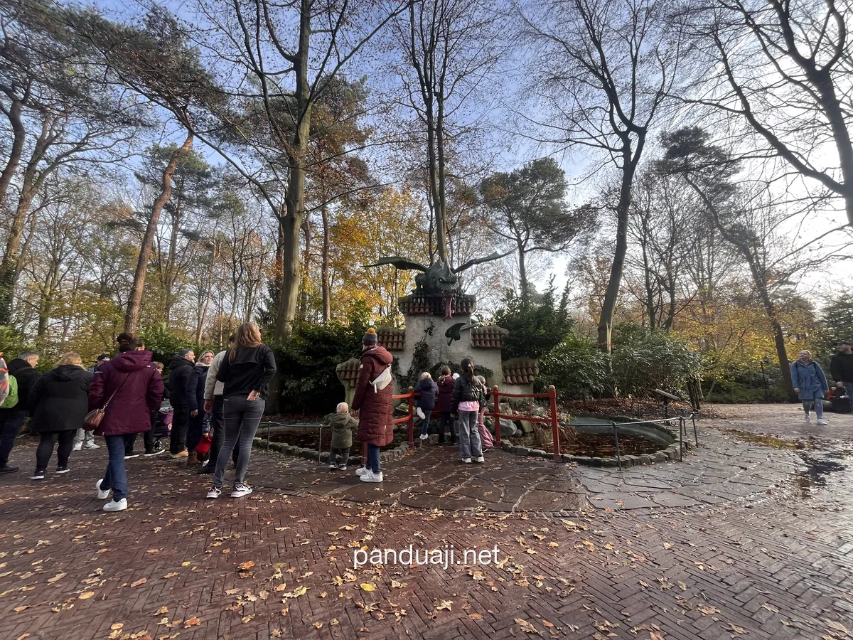 Pengunjung di depan patung naga, Hutan Dongeng Efteling