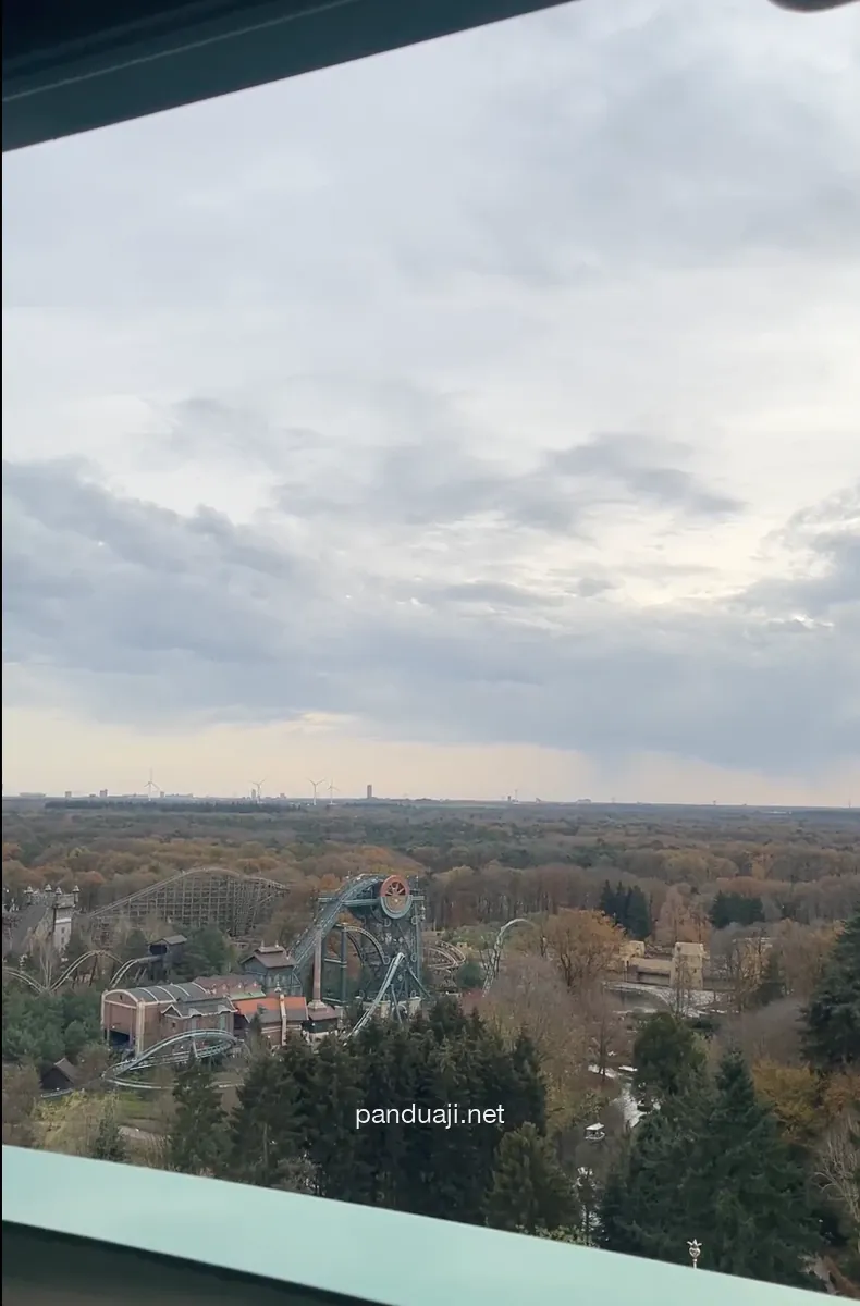 Roller coaster Efteling terlihat dari atas