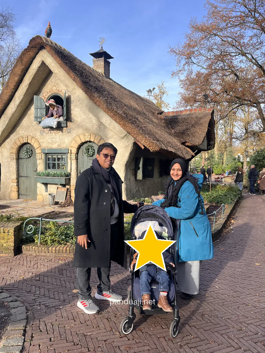 Foto keluarga di depan rumah Vrouw Holle, Efteling