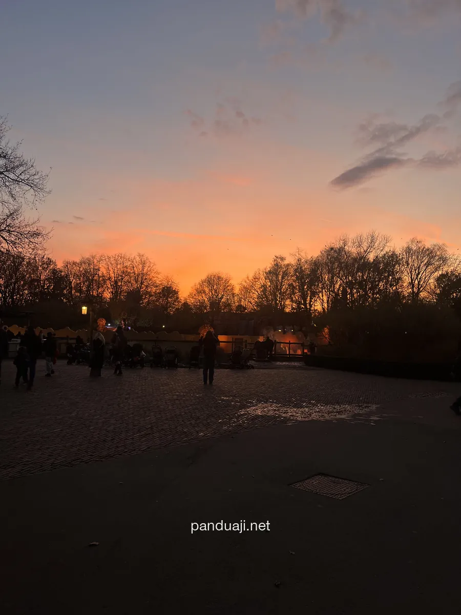 Senja di area pintu keluar Efteling